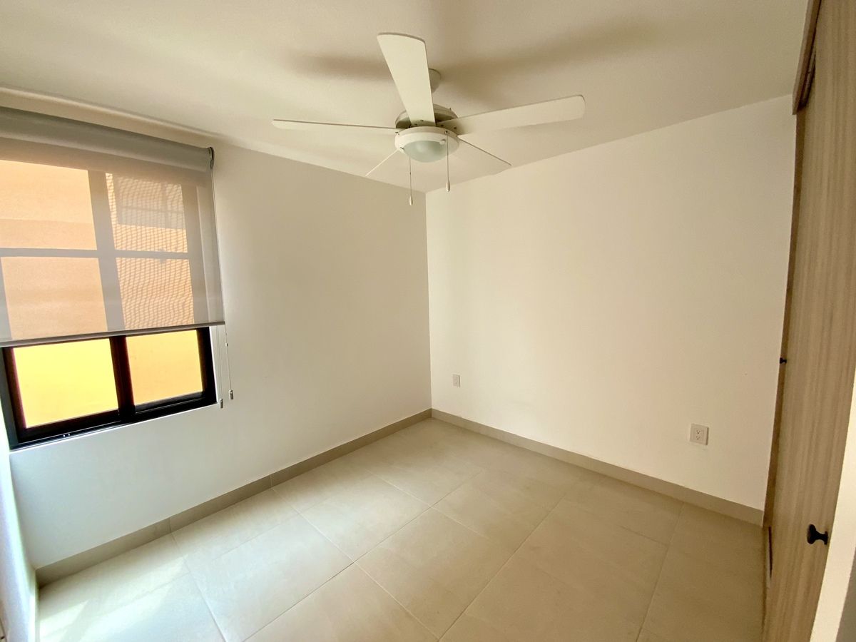 5 of 22: Recamara en planta baja con doble persiana y closet