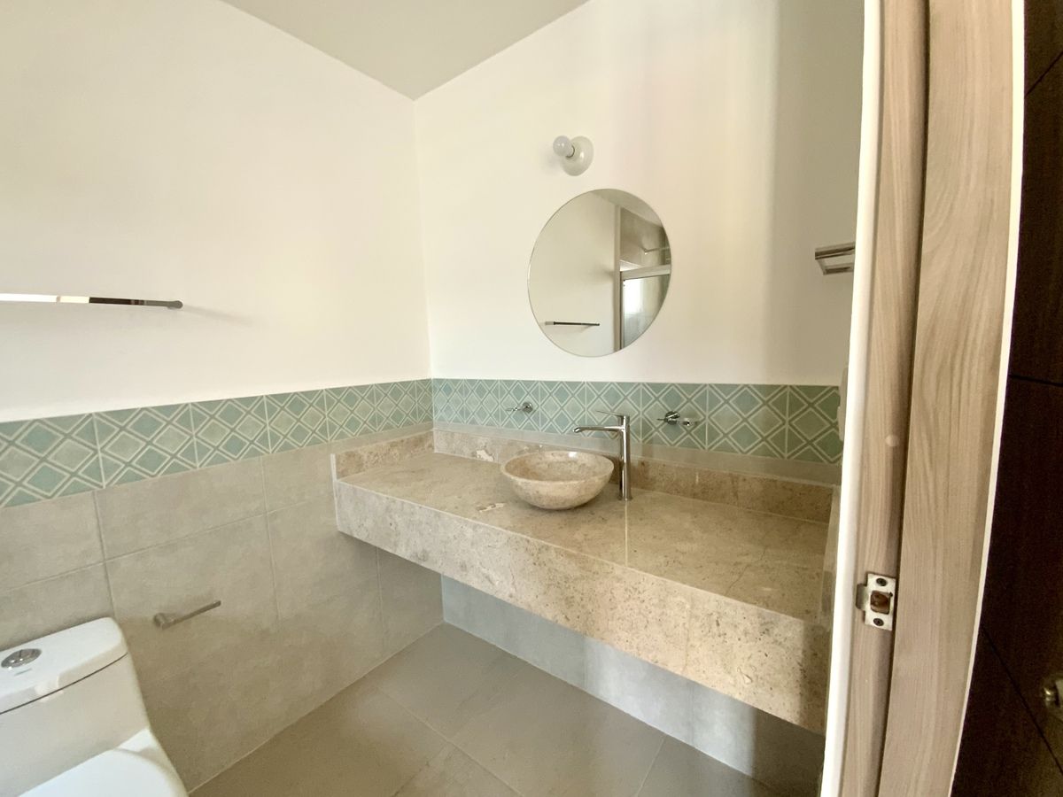 15 of 22: Baño completo recamara principal