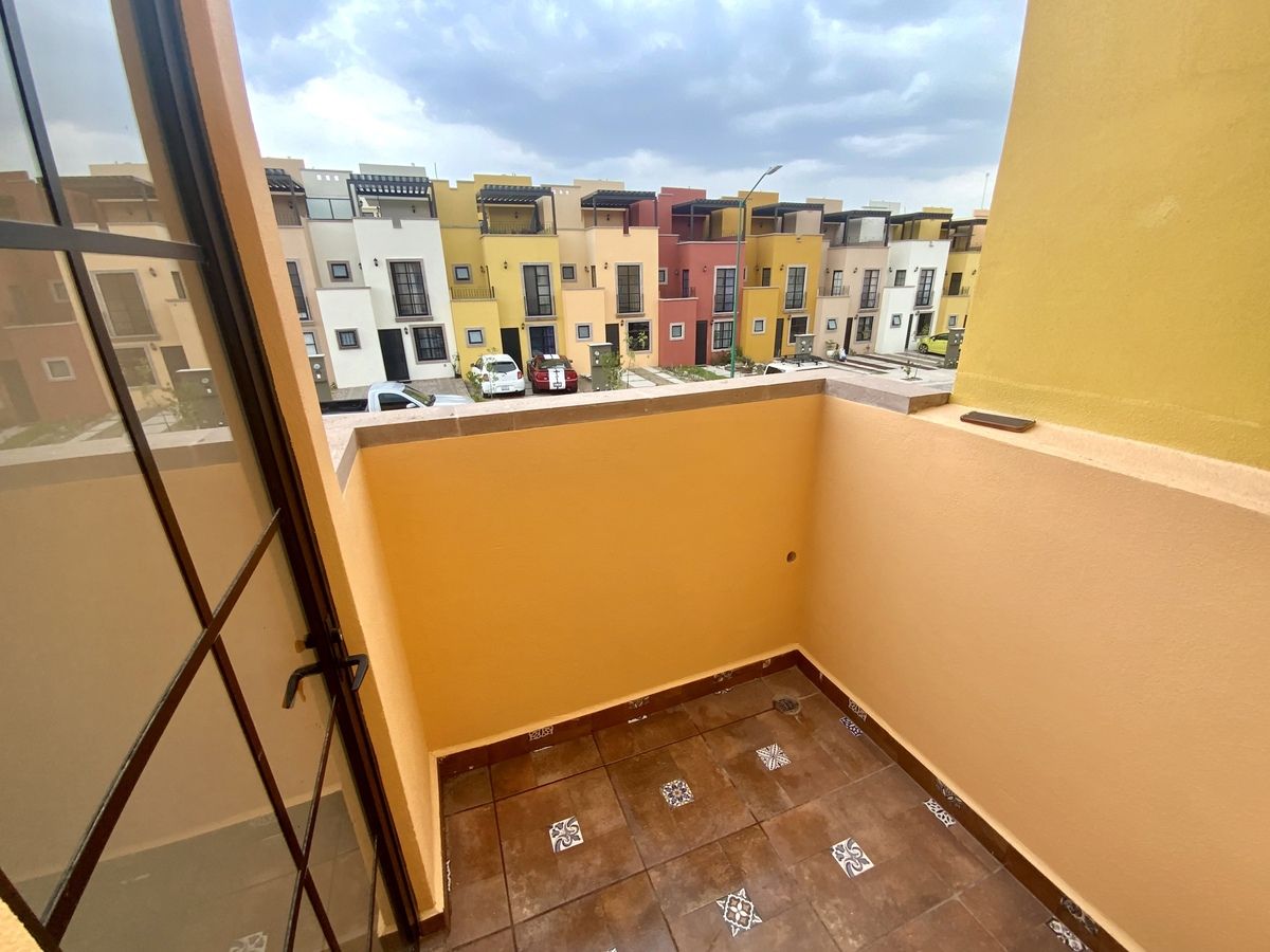 14 of 22: Balcón de recamara principal