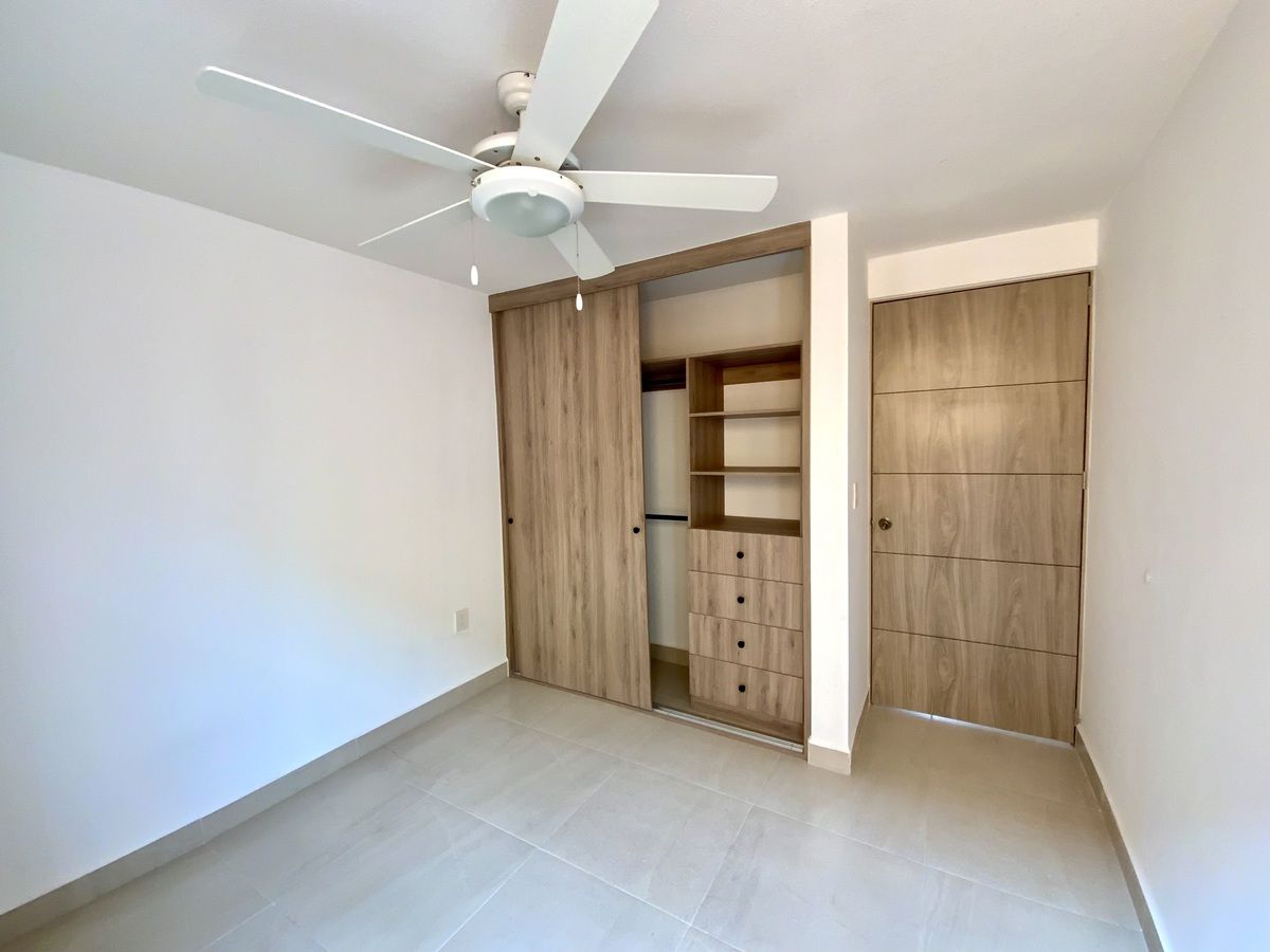 7 of 22: Closets con cajoneras en el interior