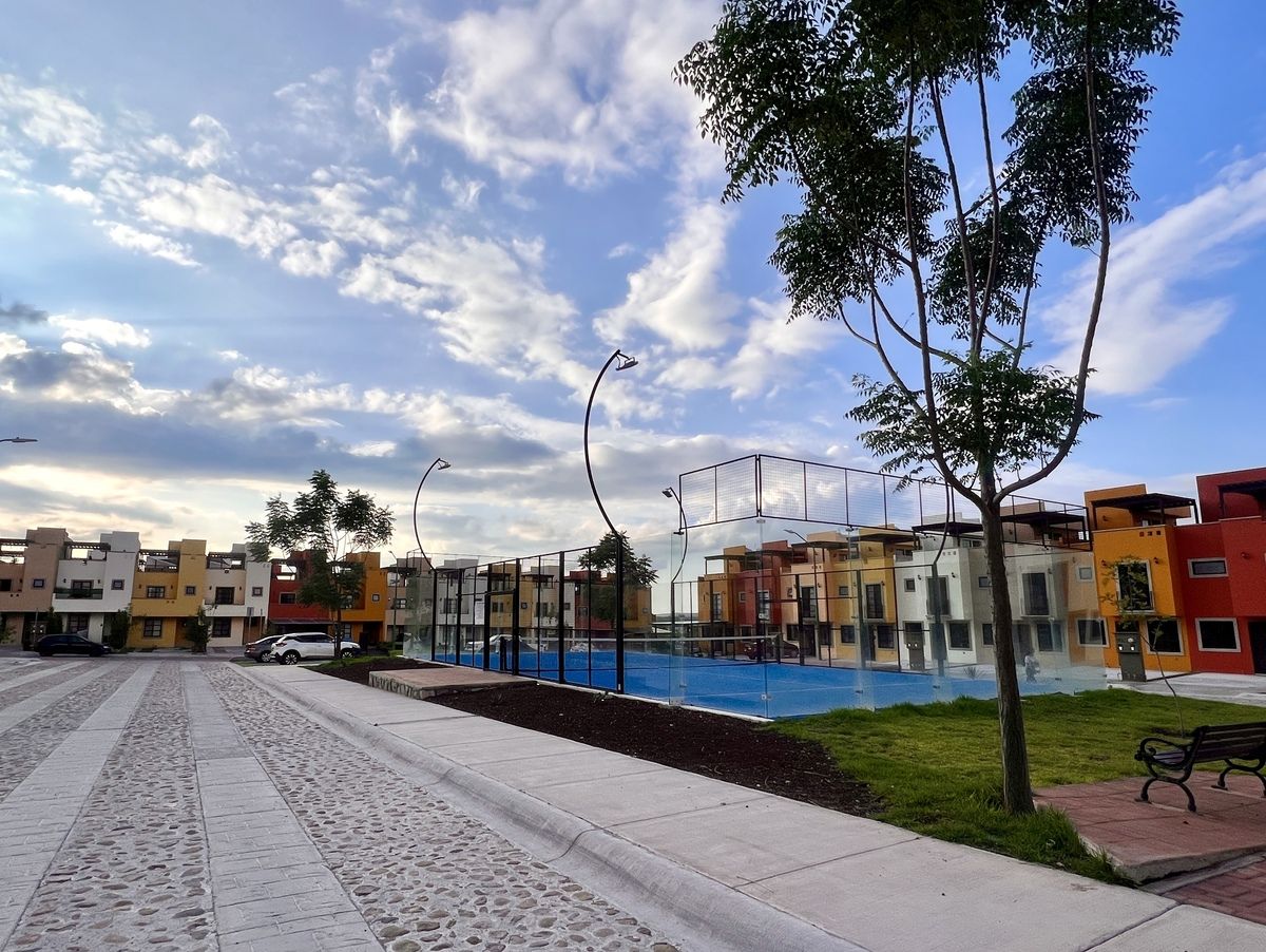 21 of 22: Cancha de paddle