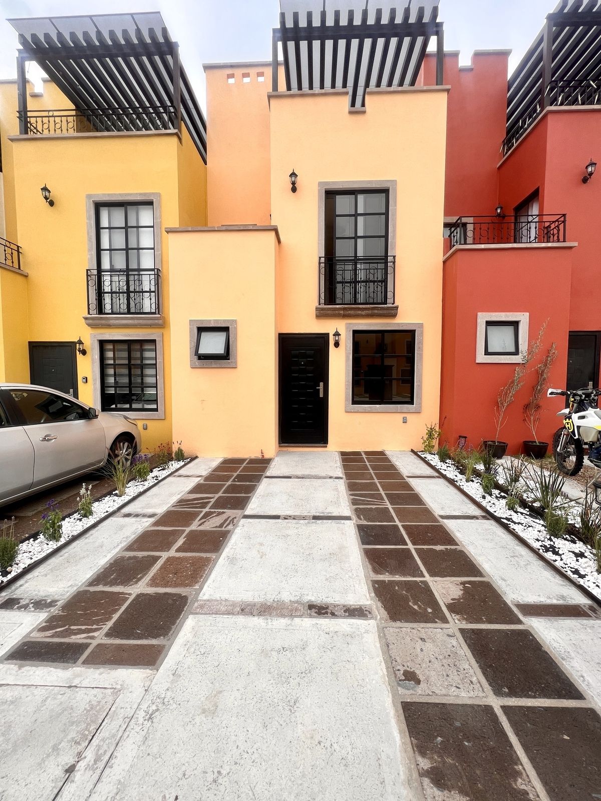 1 of 22: Fachada principal