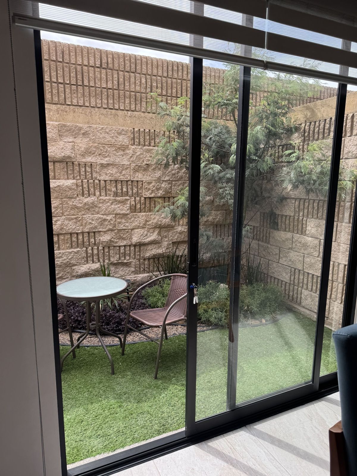 5 de 17: Jardín con muro cara de piedra