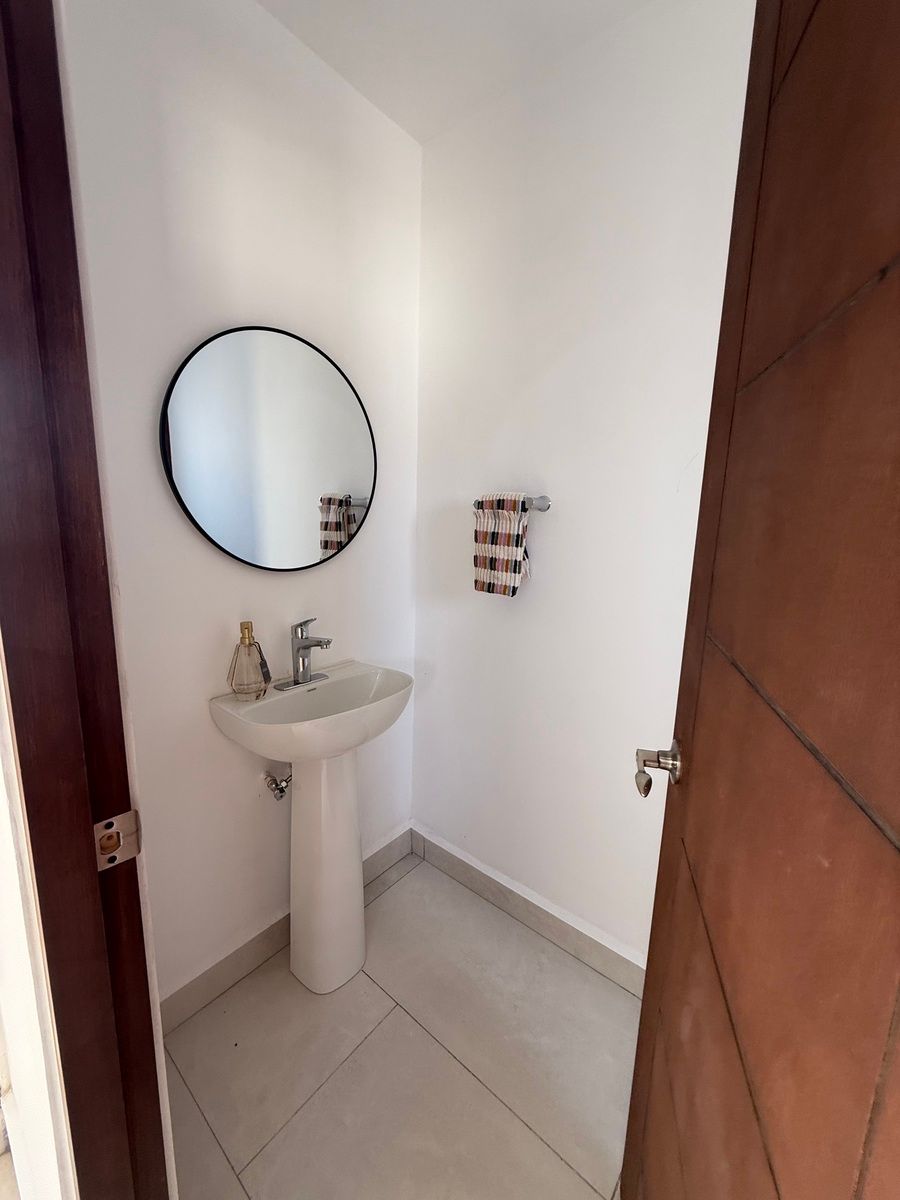 26 de 39: Medio baño 3er nivel - Terraza