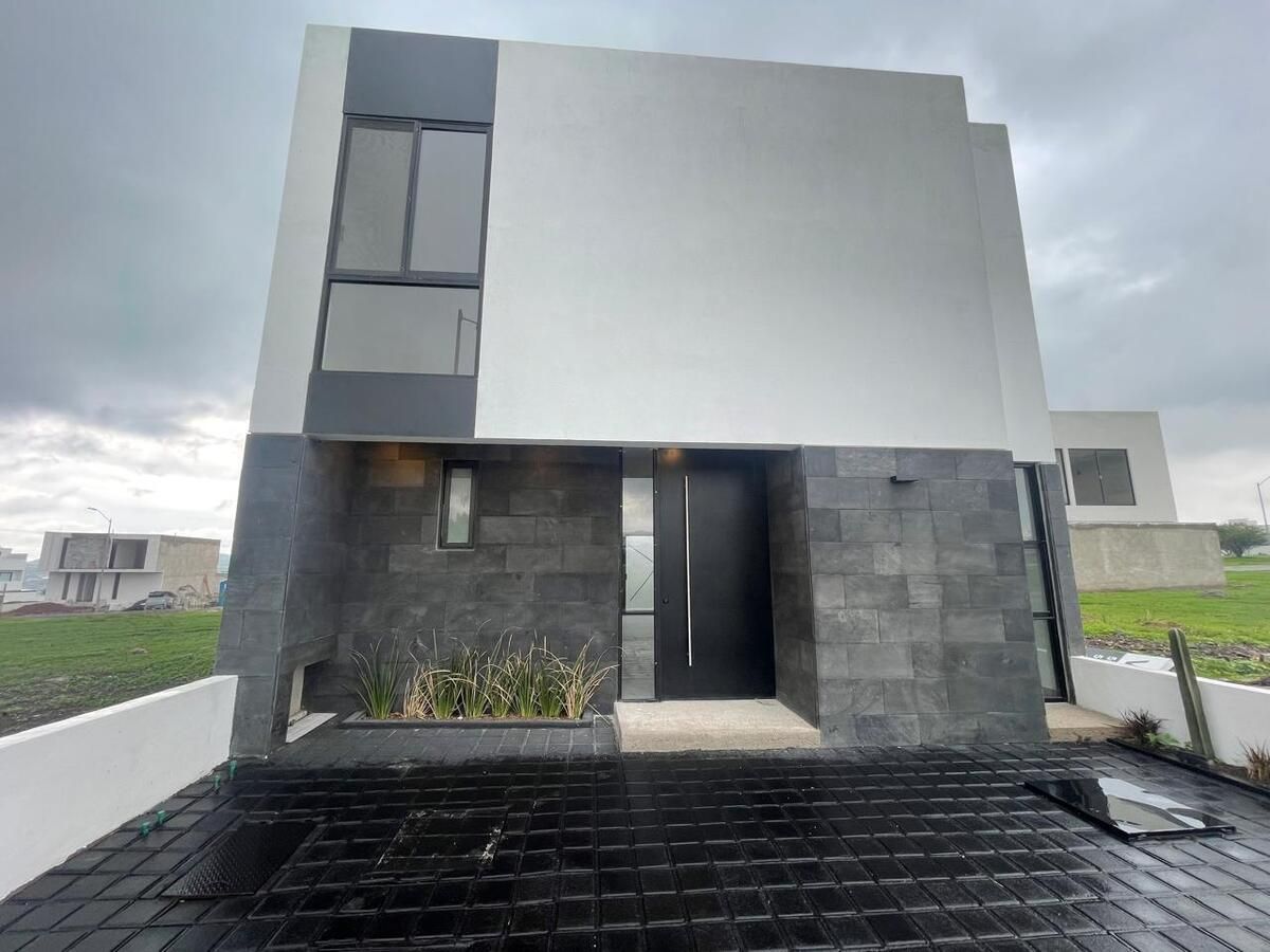 1 of 13: Fachada