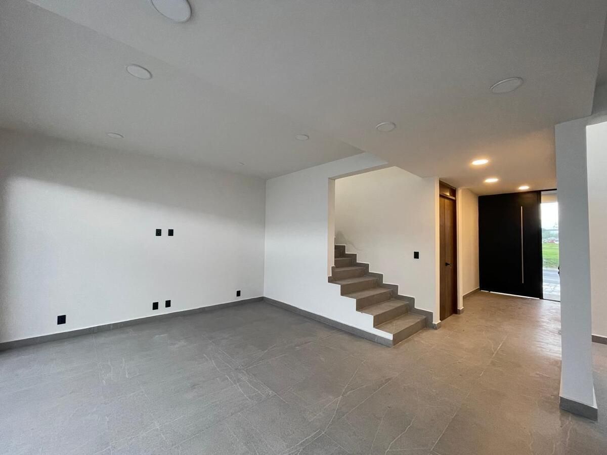 5 of 13: Sala