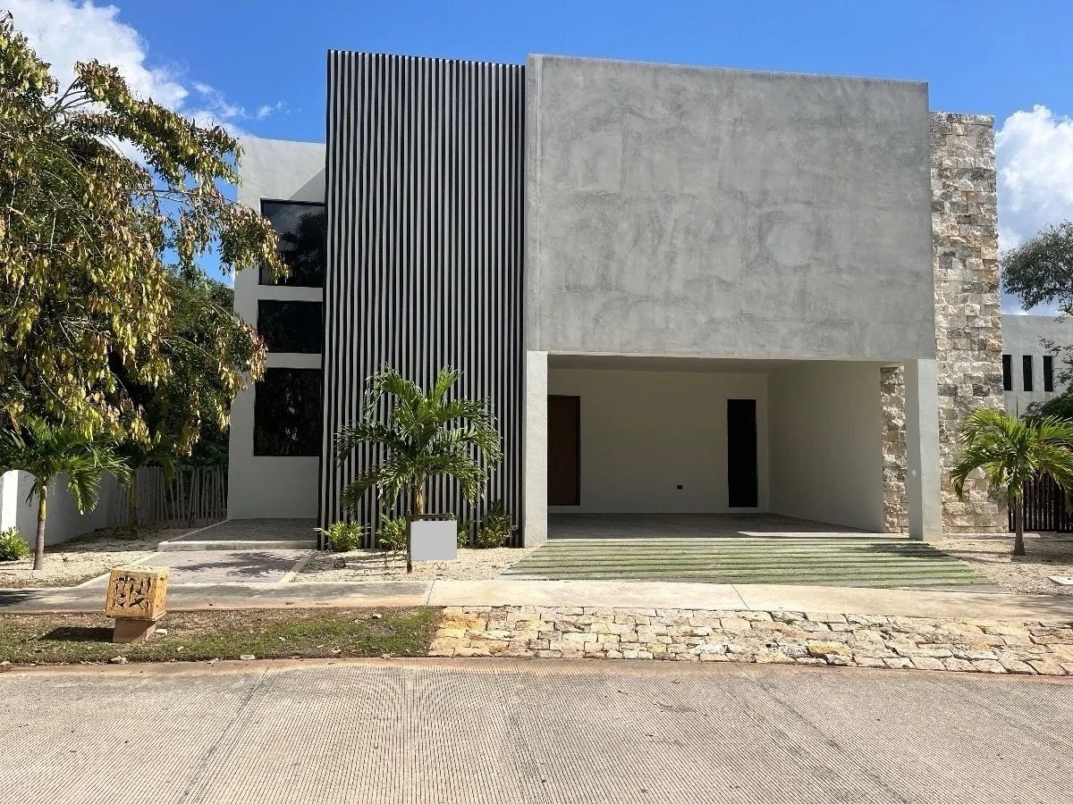 Venta Casa Residencial en Yucatán Country Club, Privada Tumin