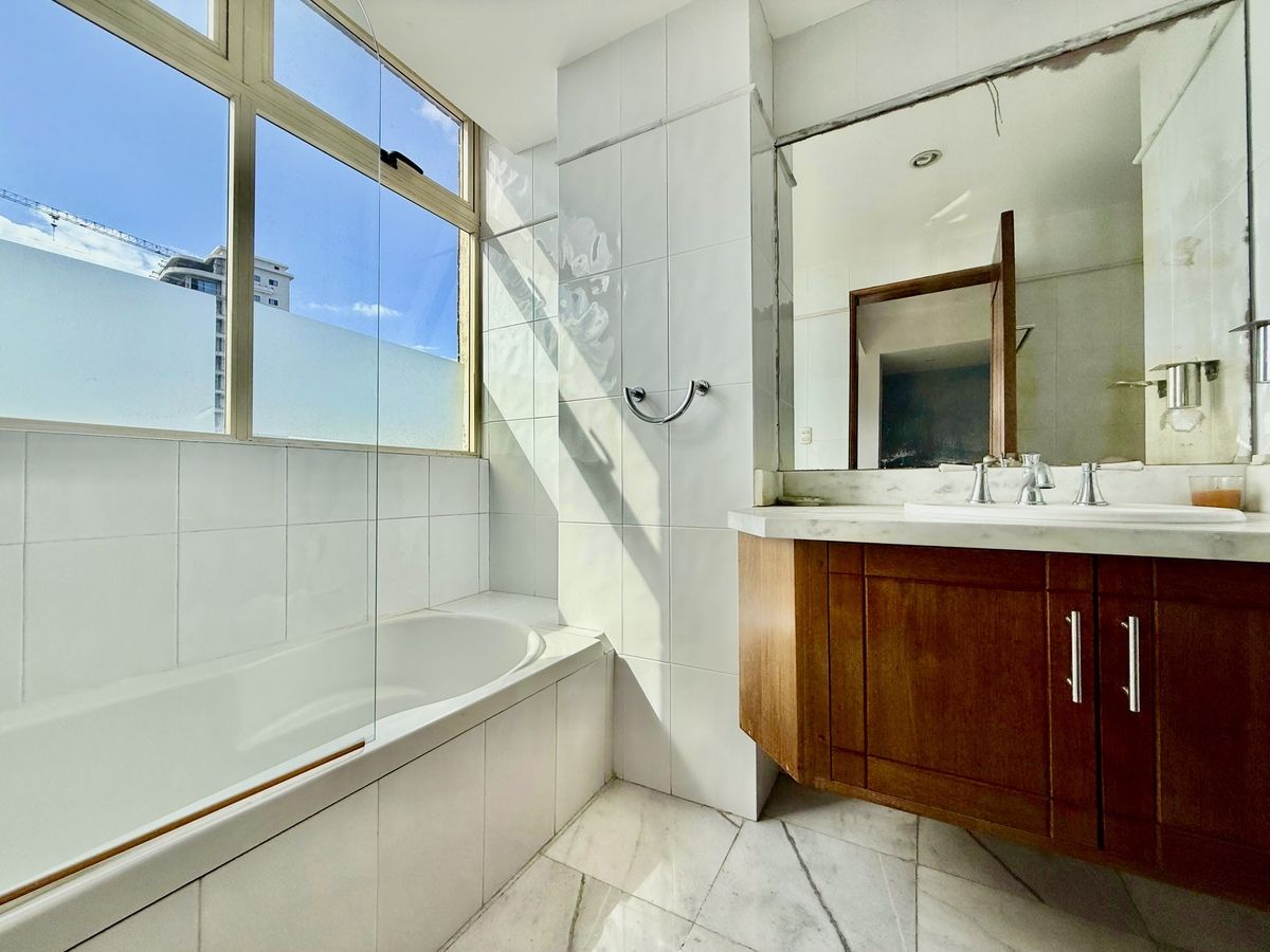 25 de 47: Segundo Baño- Primer Piso