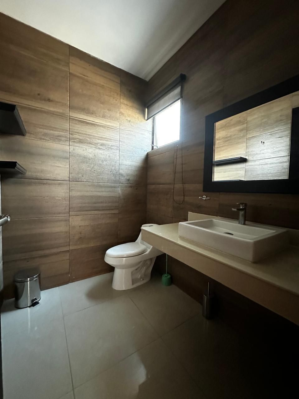 4 of 25: BAÑO DE VISITAS