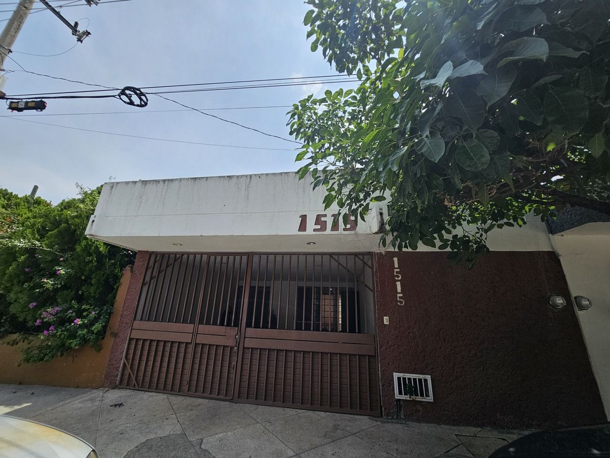 1 of 15: Fachada principal