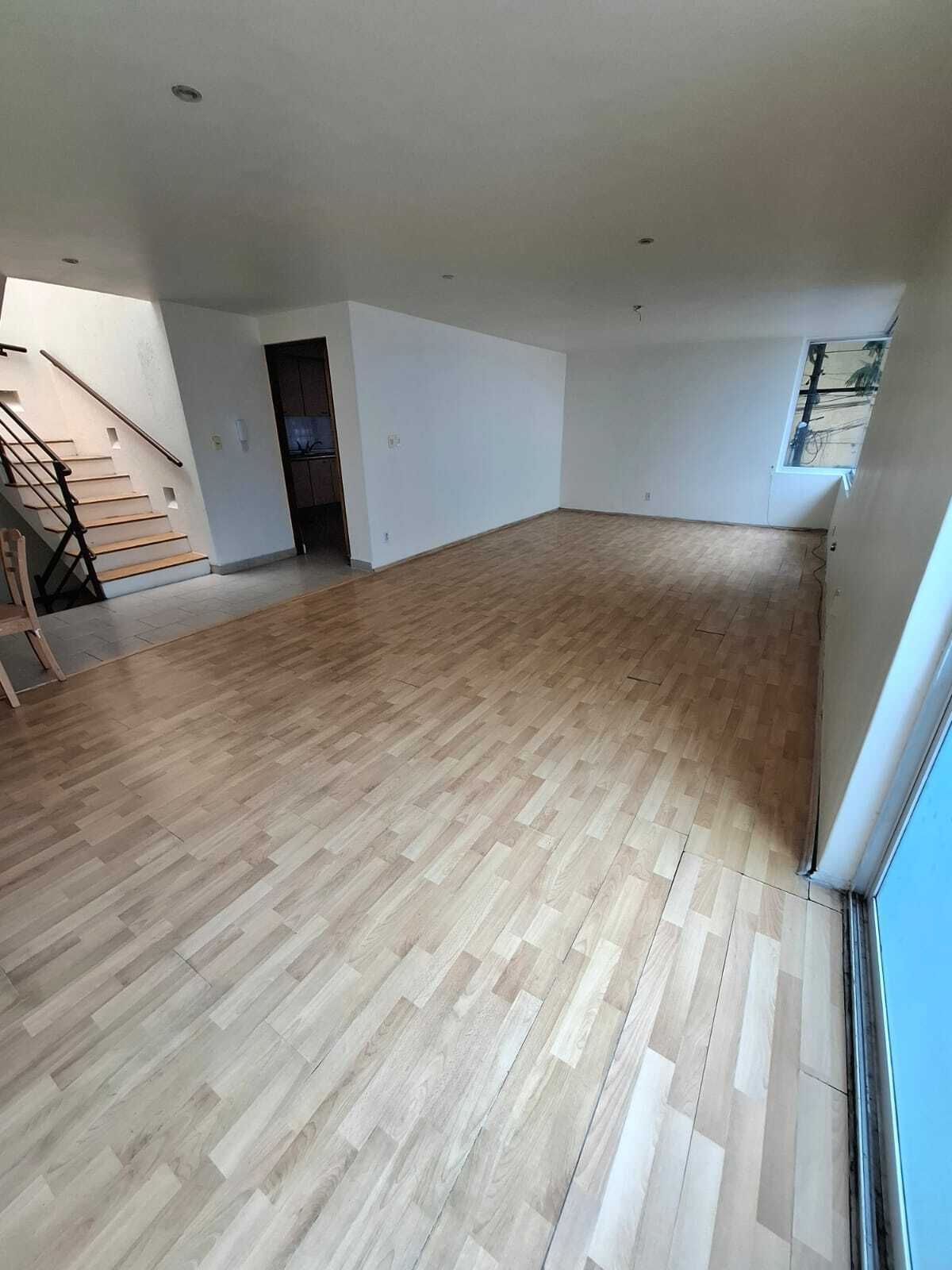 5 de 22: Sala y comedor, entrada a la cocina y escaleras hacia recama