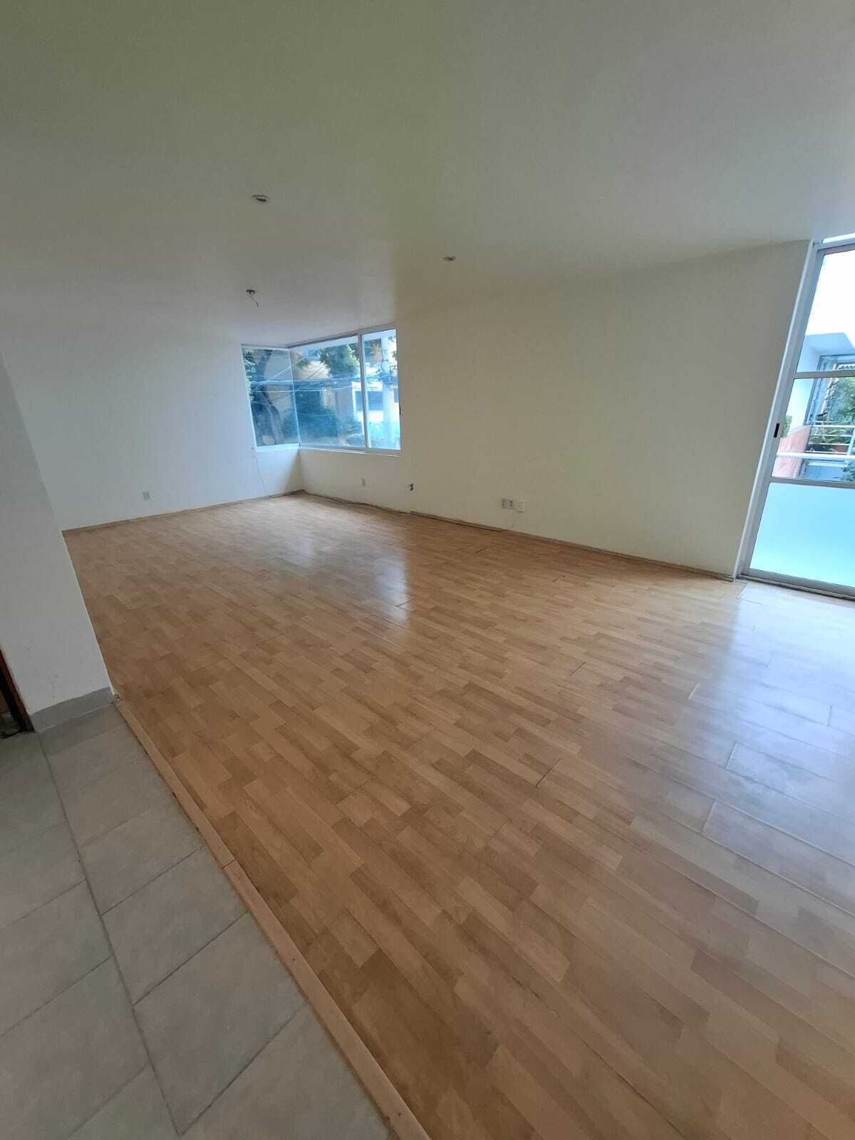 6 de 22: Sala y comedor con balcón