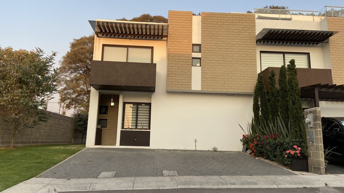1 of 44: Fachada principal
