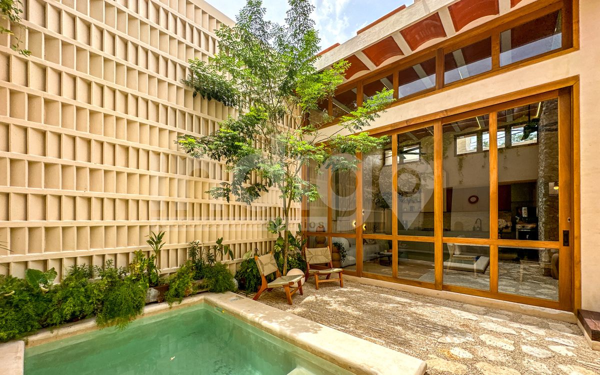1 de 39: Terraza Central y Piscina