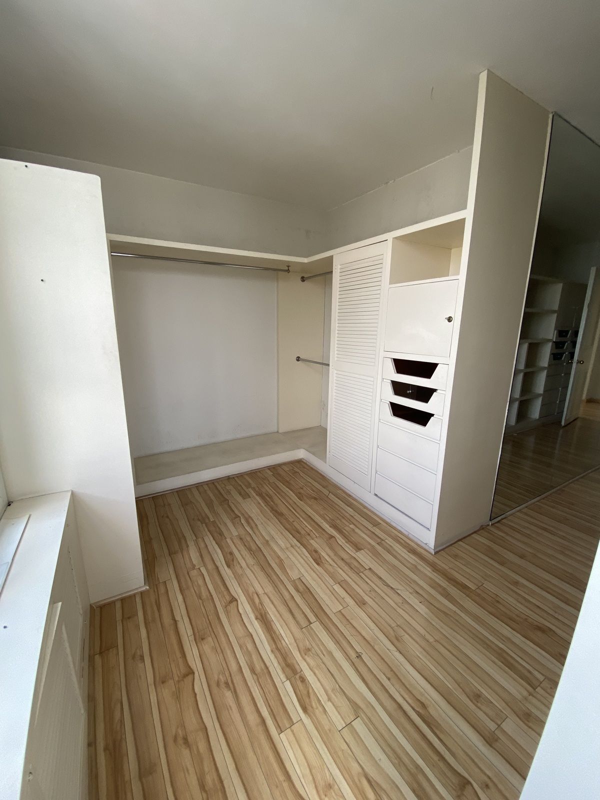 10 of 28: WALKING CLOSET