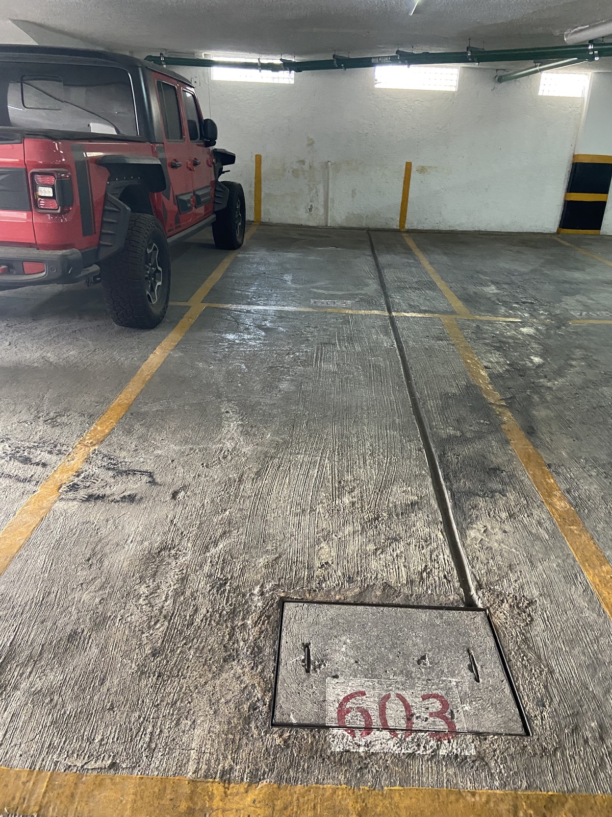 26 de 28: 2 ESTACIONAMIENTOS