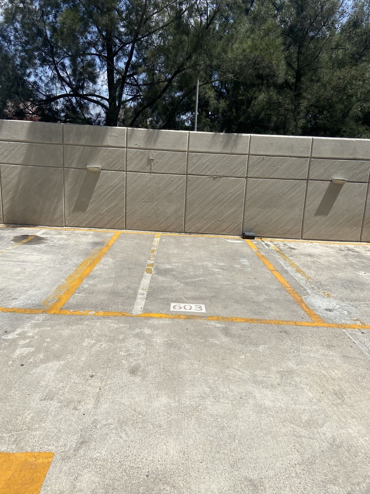 27 of 28: 1 ESTACIONAMIENTO