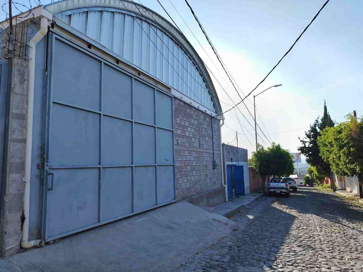 1 de 26: Porton de Bodega Principal frente