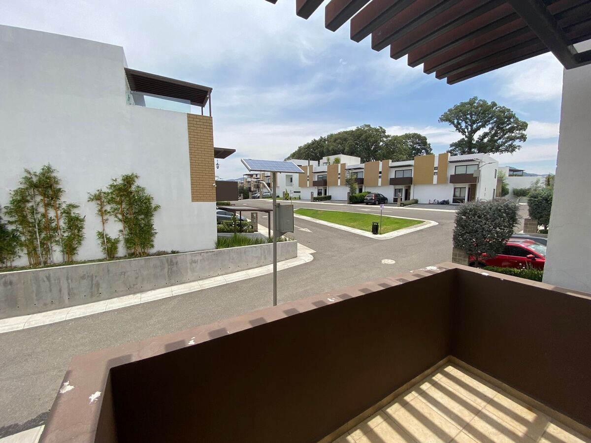 16 of 35: Balcón recámara principal