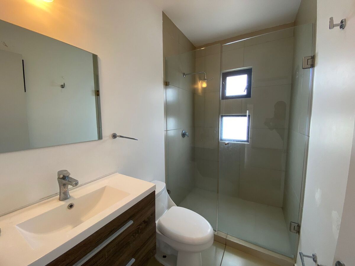 23 of 35: Baño recámaras secundarias