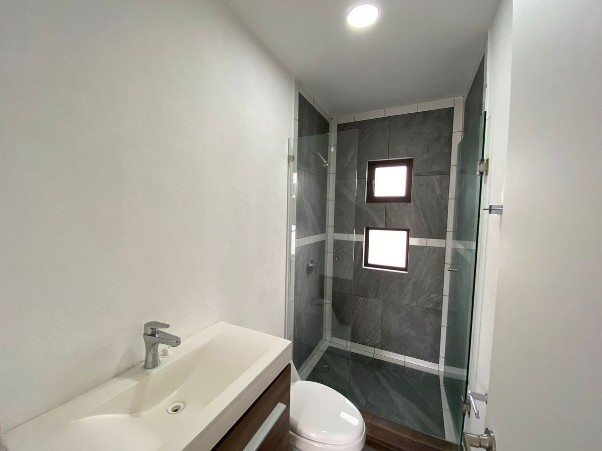 28 of 35: Baño completo 3er piso