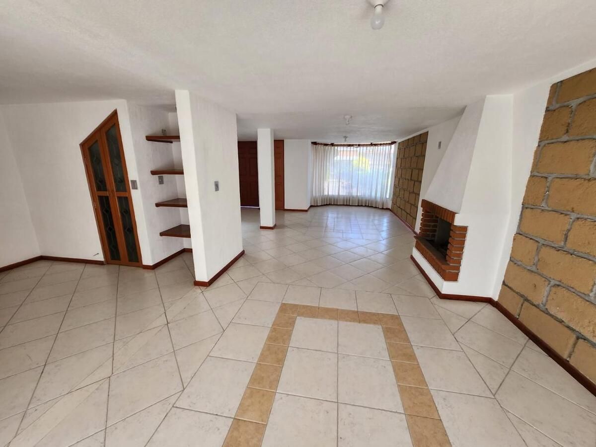 3 de 25: Sala -comedor con  chimenea y vista al jardín.