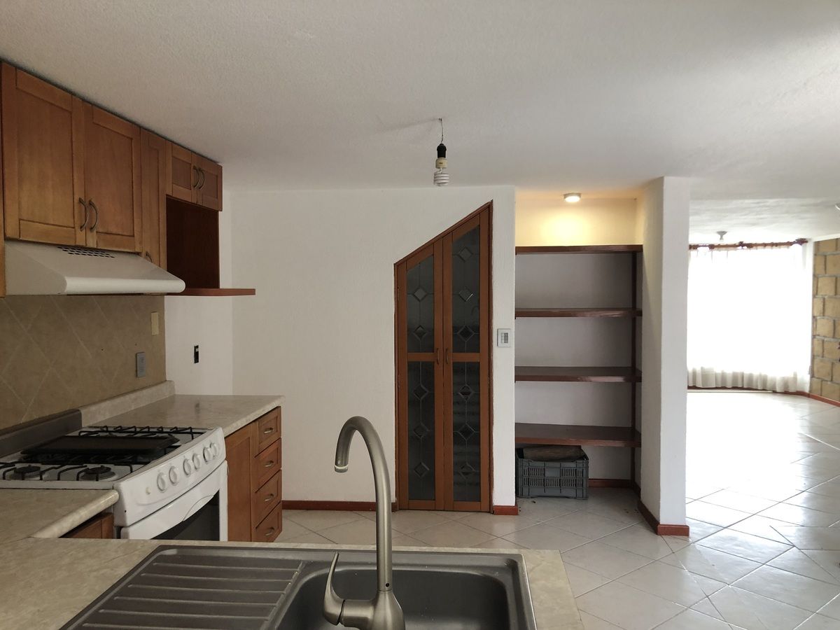5 de 25: Cocina con alacena grande .
