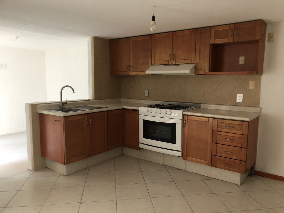 4 de 25: Cocina abierta con antecomedor ,vista al jardín.(fondo izq)