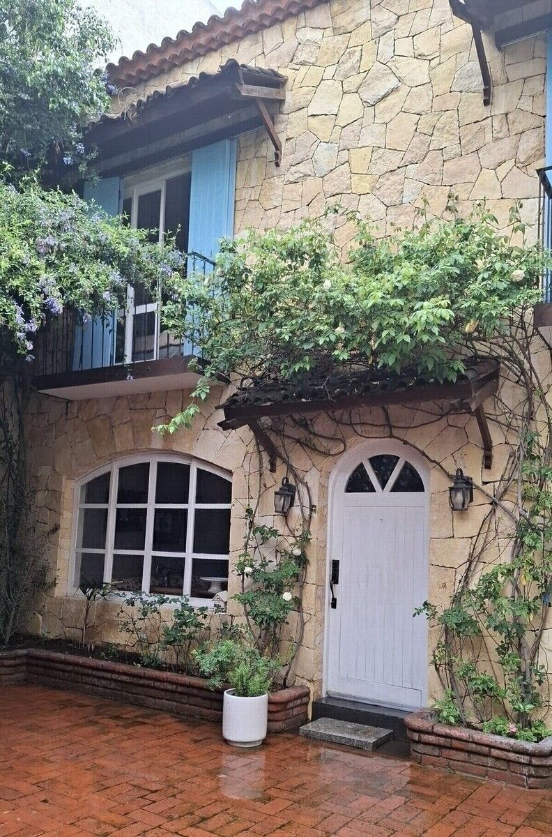 1 de 35: Entrada llena de plantas y verde