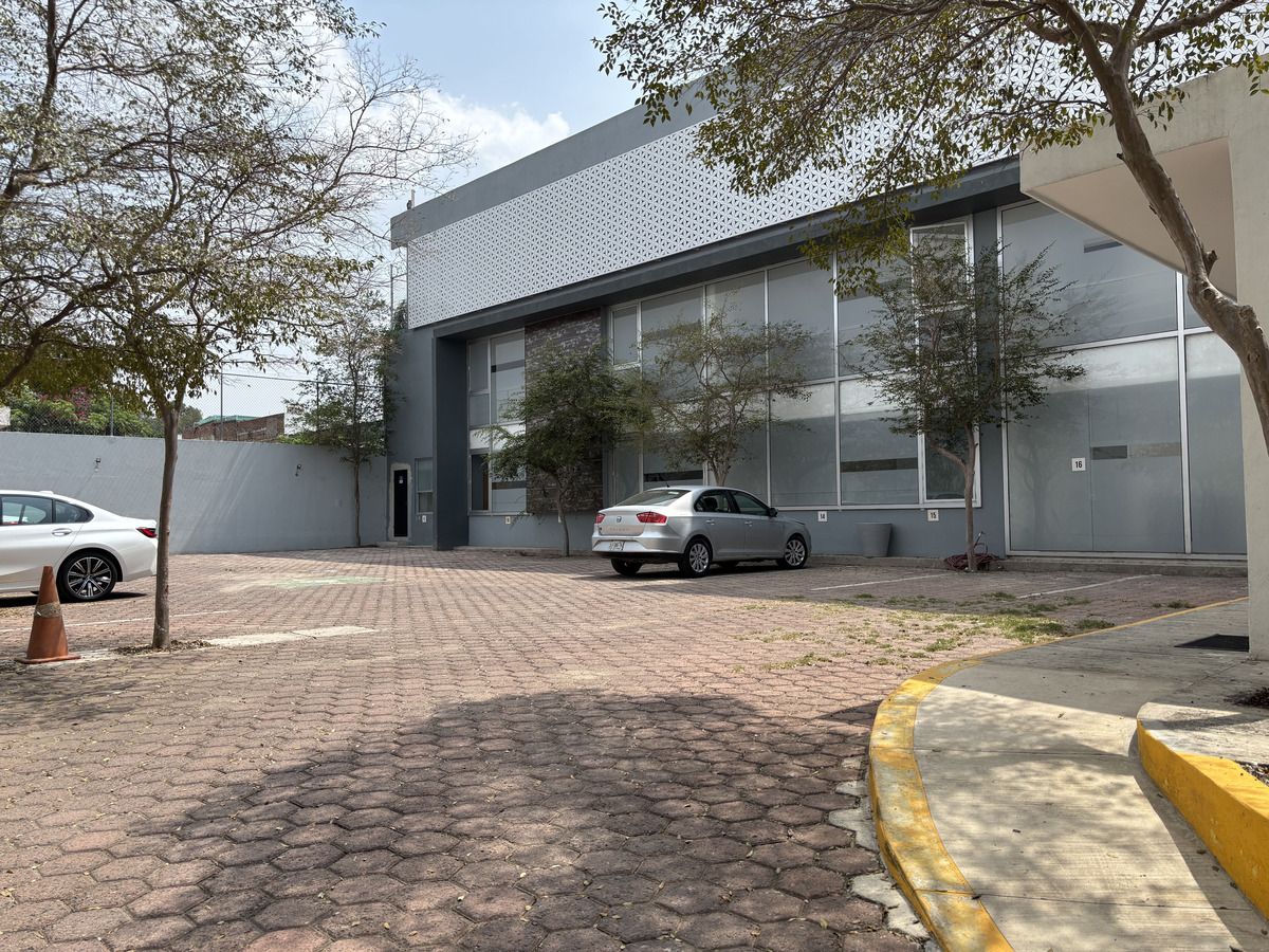 3 of 25: Estacionamiento