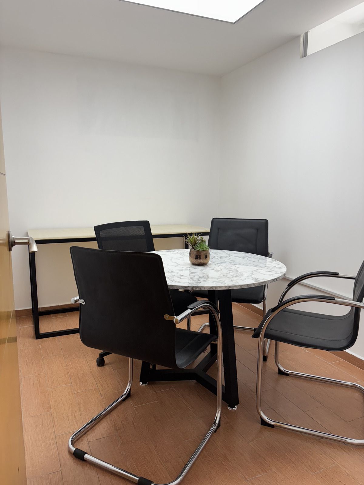 10 of 25: Sala de Juntas 2