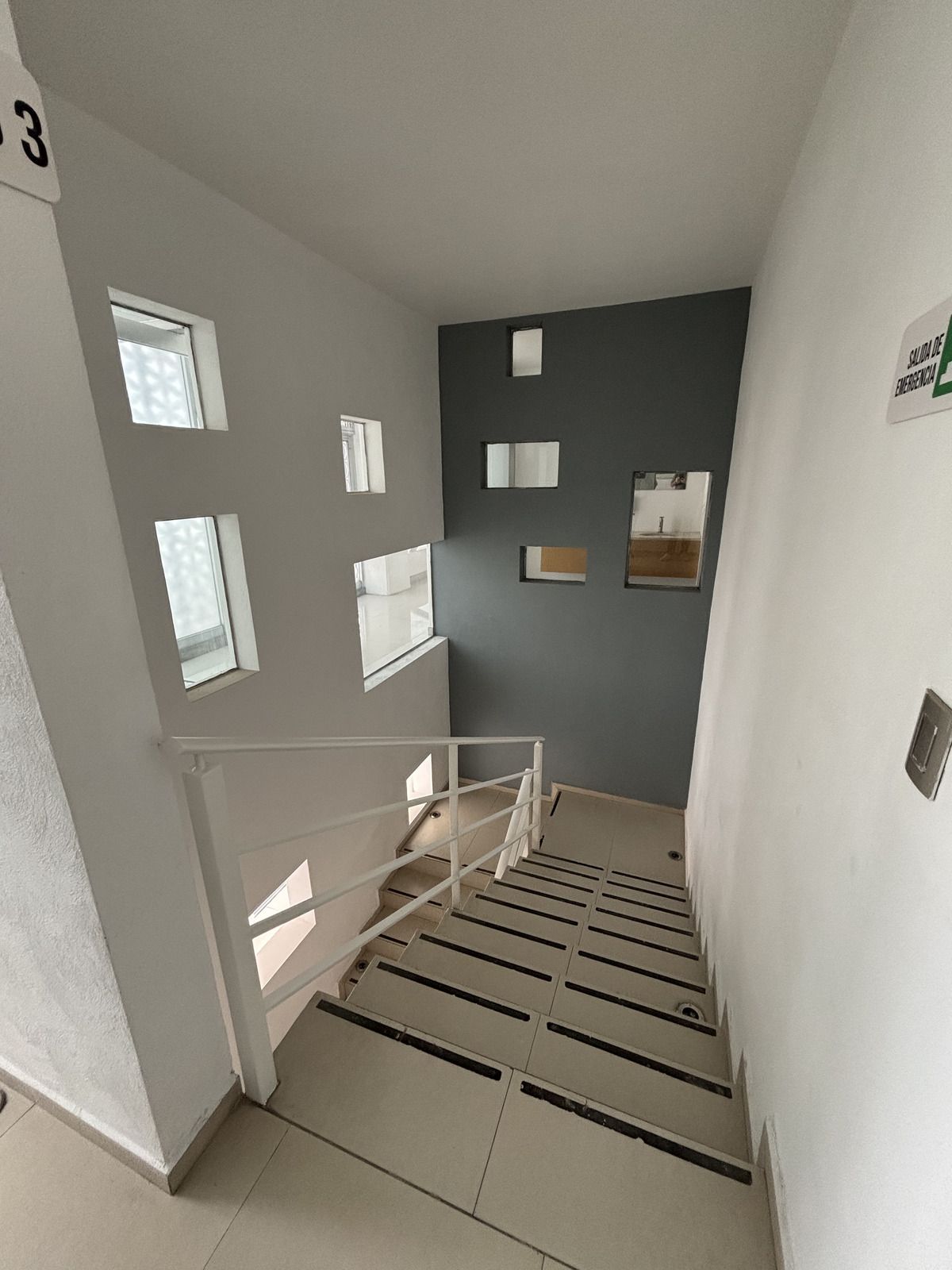 25 of 25: Escaleras