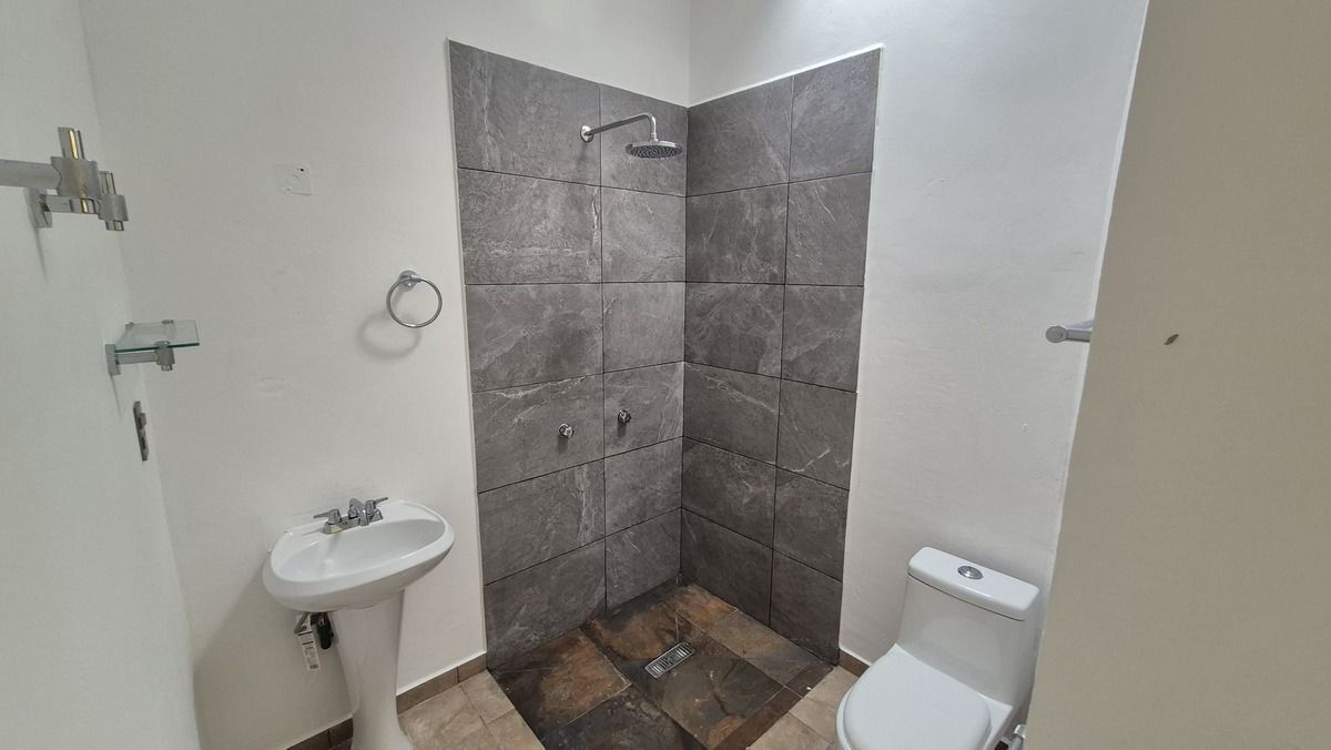 11 de 25: Baño completo de recamara secundaria