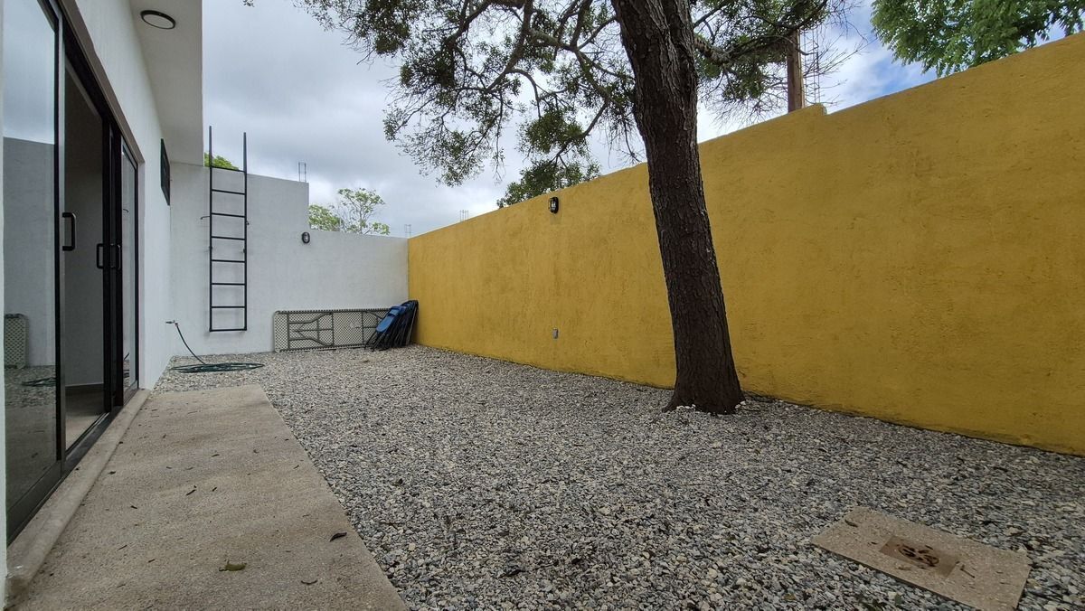 14 de 25: Amplio patio