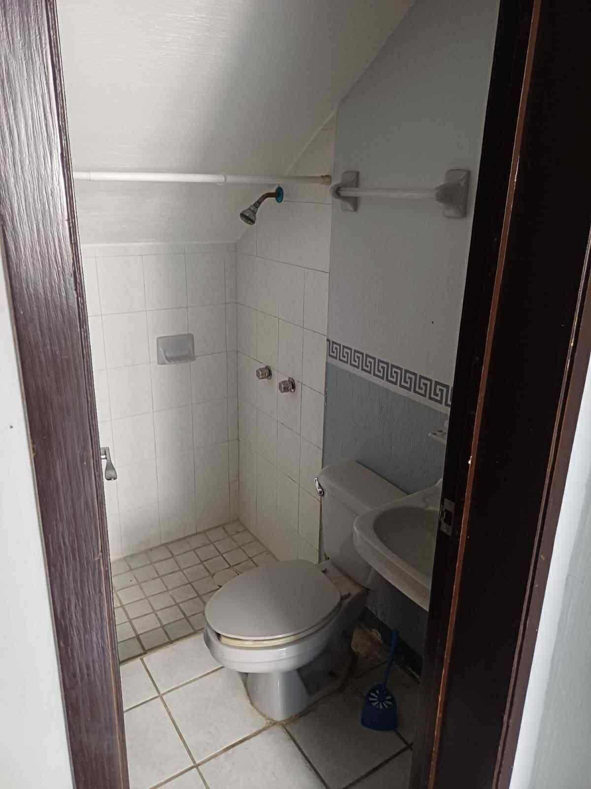 4 of 14: BAÑO COMPLETO PLANTA BAJA