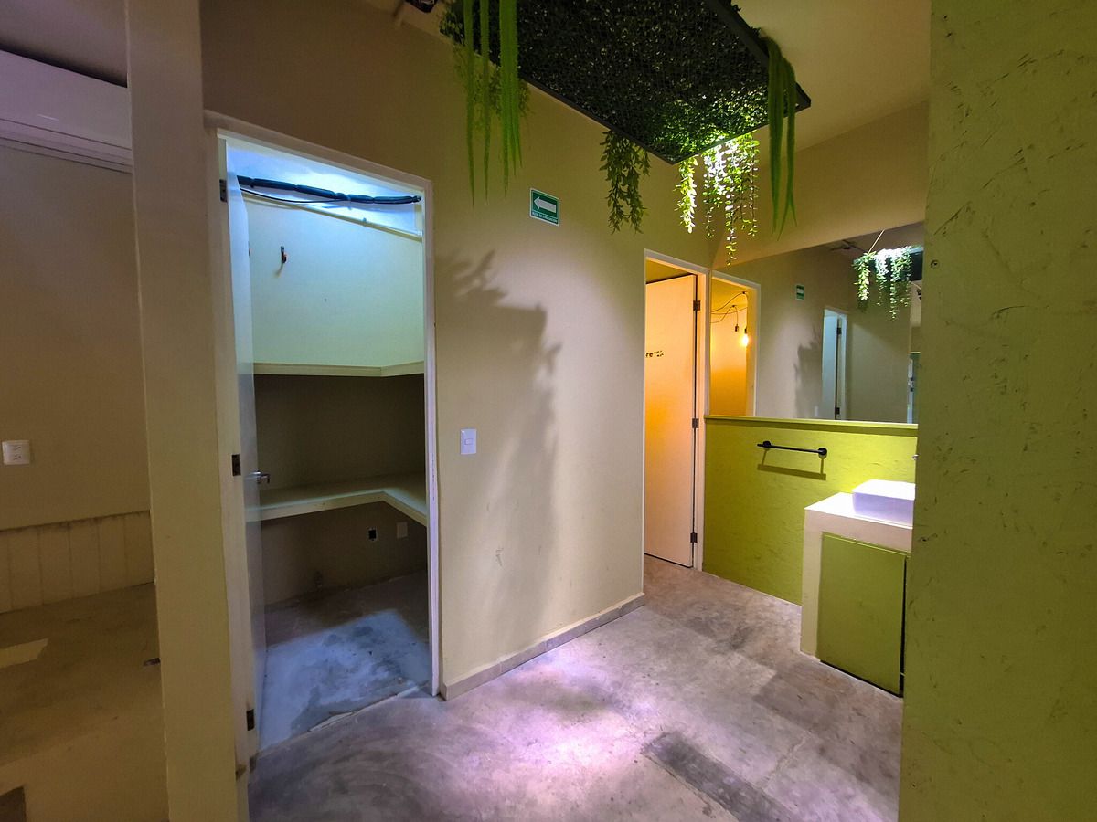 4 of 8: baño