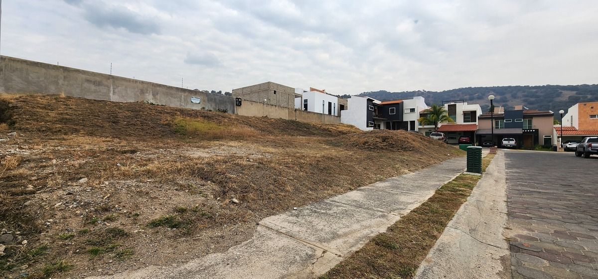 1 of 9: vista lateral del terreno