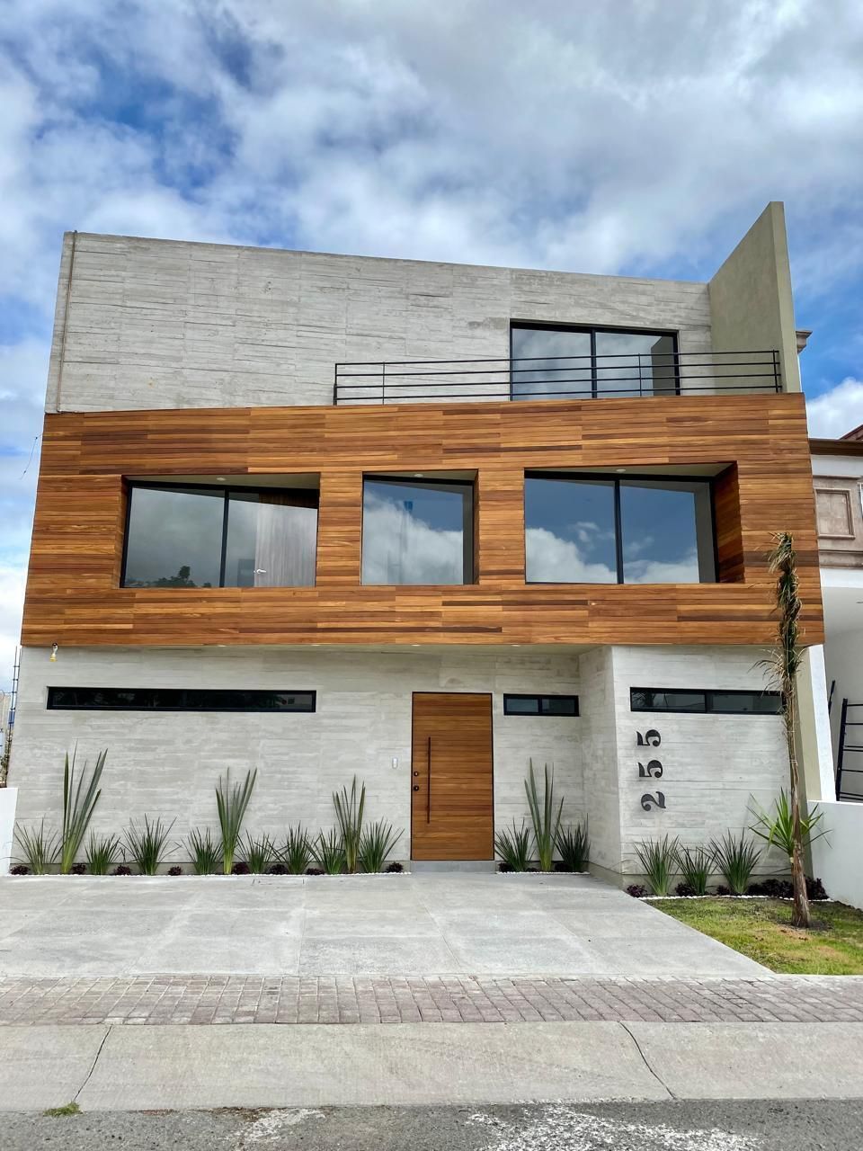 2 de 34: Fachada casa