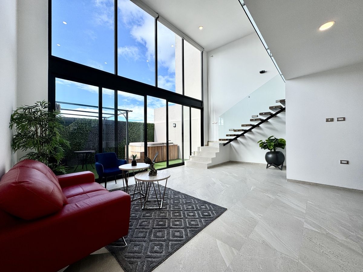 2 of 25: Sala lounge, te cabe un comedor