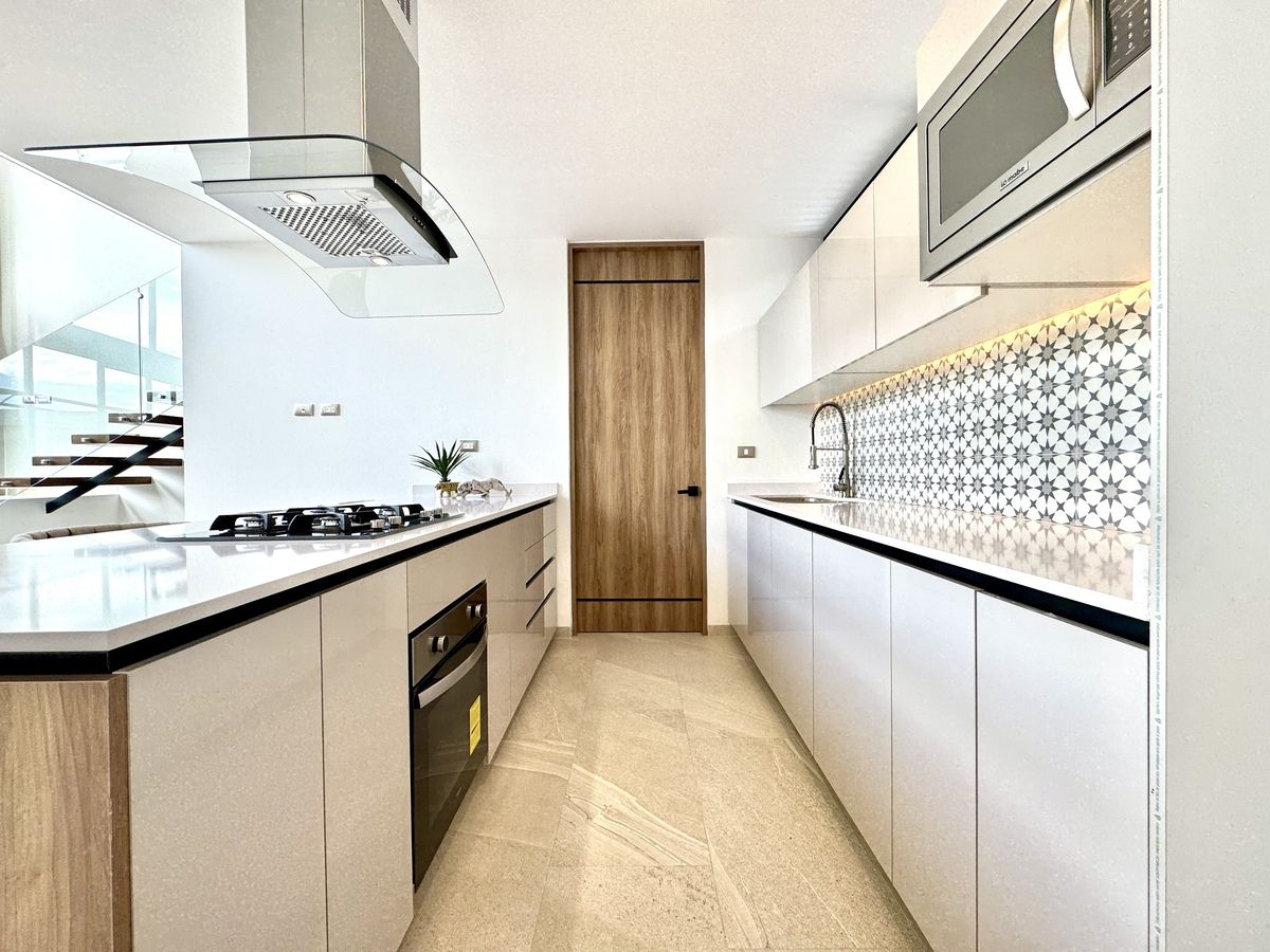 6 of 25: Cocina con barra y contra barra