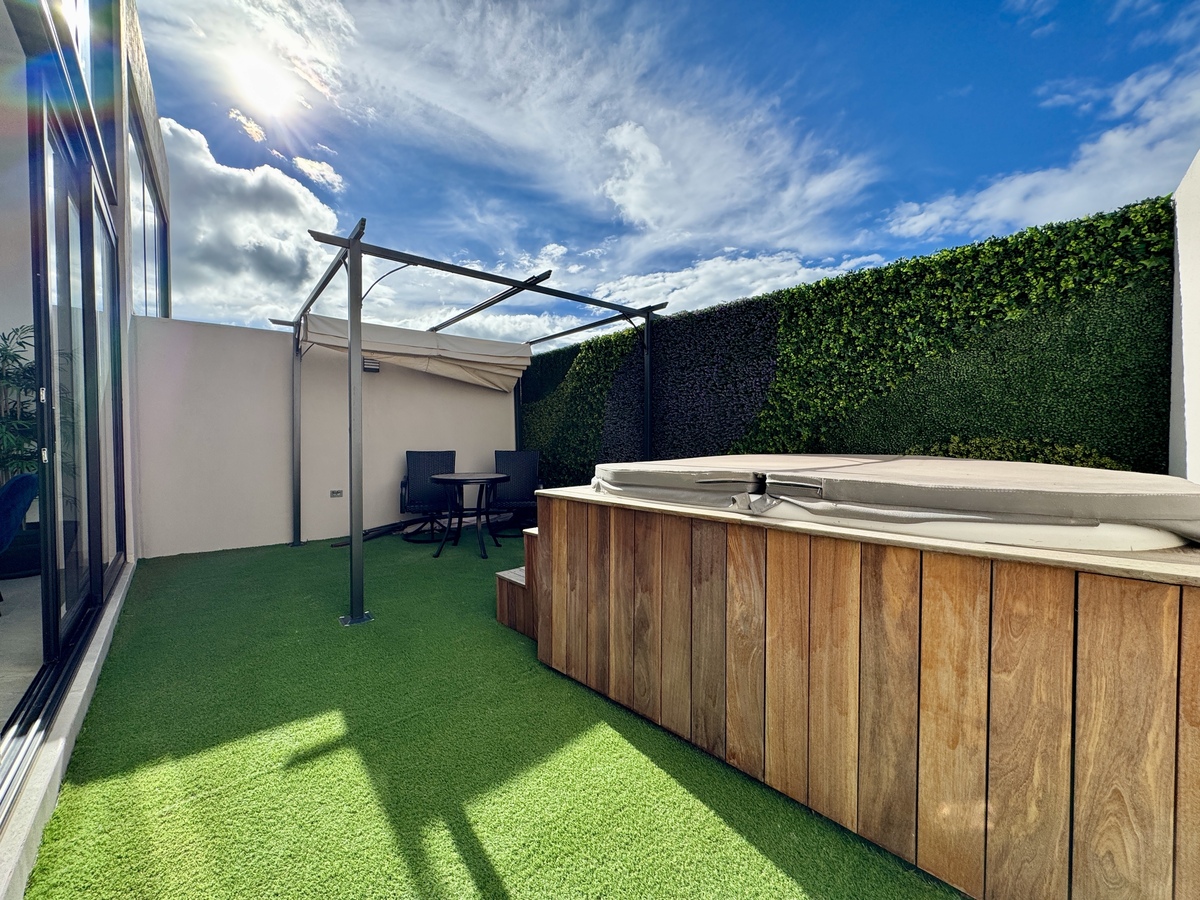 16 de 25: Jardín con jacuzzi