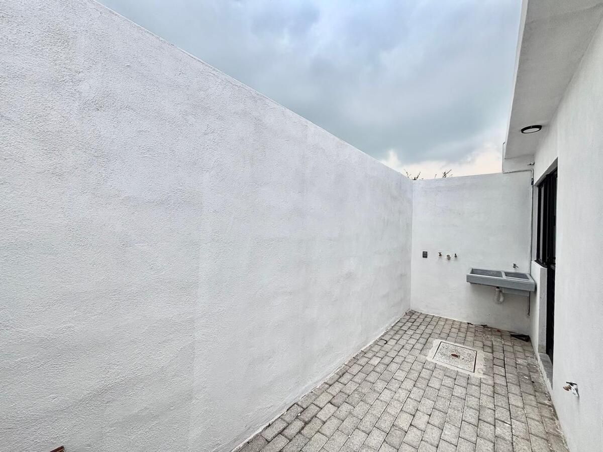 21 de 26: Patio trasero con adoquín se entrega con calentador de agua
