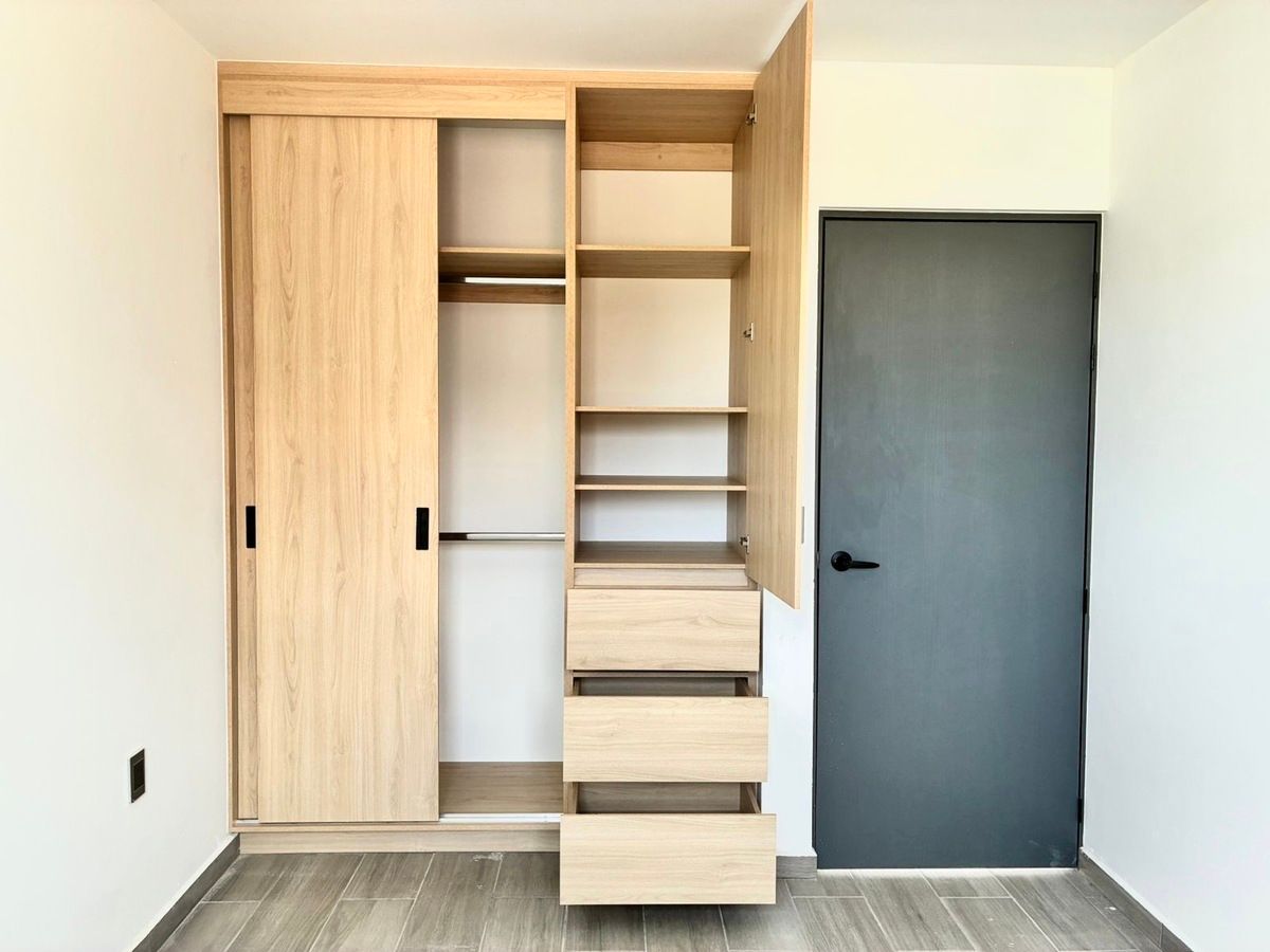 12 de 26: Recámara secund. vista hacia calle con closet piso a techo