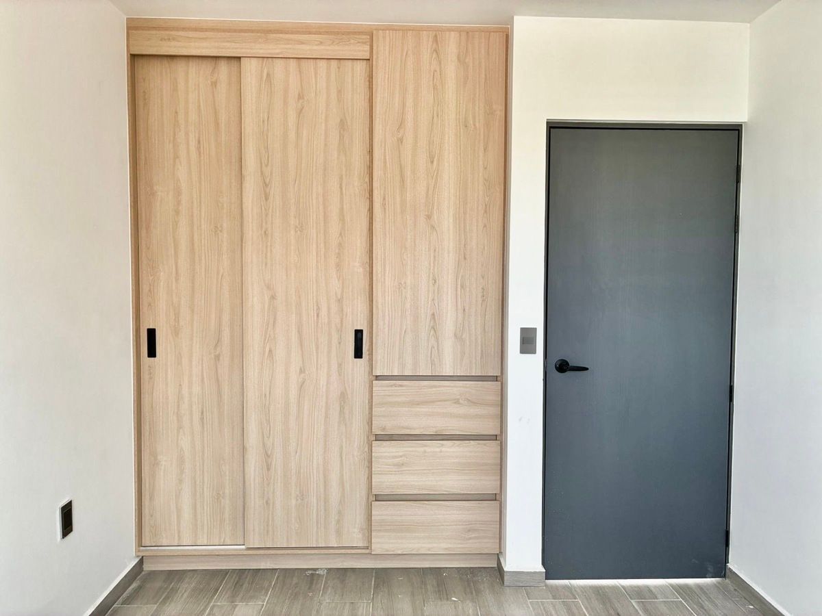 10 de 26: Recámara secund. vista hacia calle con closet piso a techo.