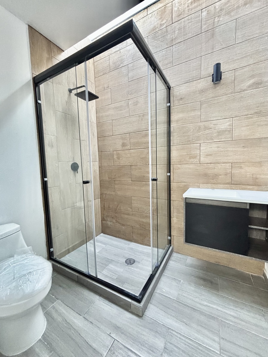 8 de 26: Baño completo con cancel en vidrio templado.