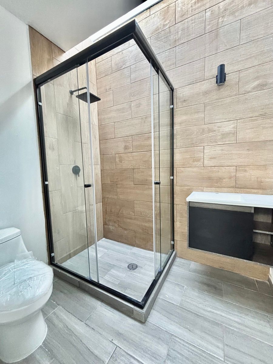 9 de 26: Baño completo con cancel en vidrio templado.