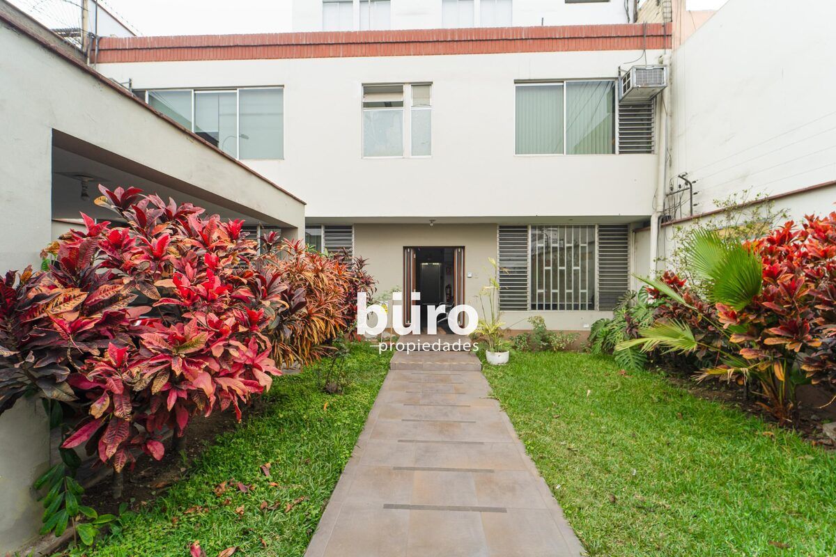 2 de 7: Jardin delantero, 2 cocheras paralelas