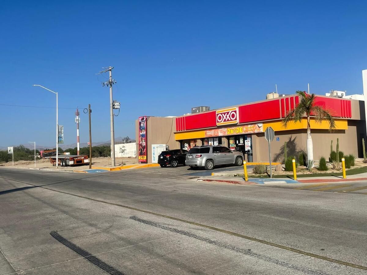 23 de 28: OXXO A UN LADO DE RESIDENCIAL