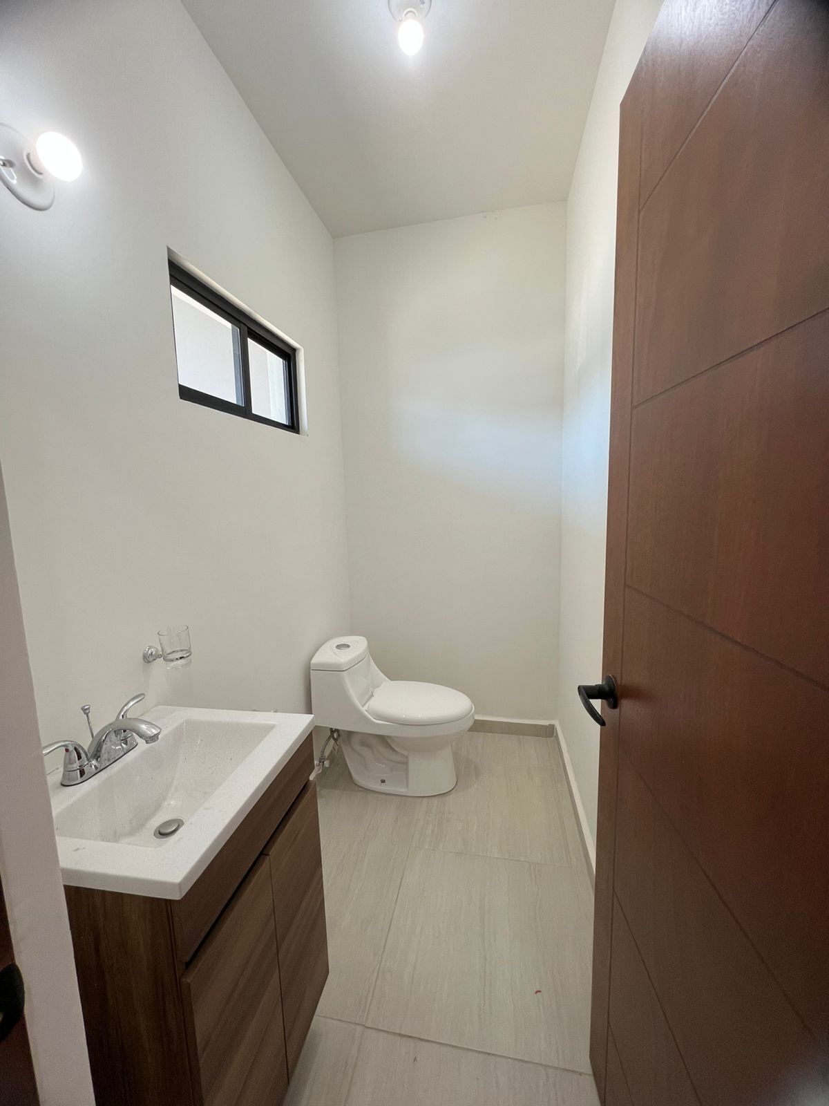 5 de 28: MEDIO BAÑO PLANTA BAJA