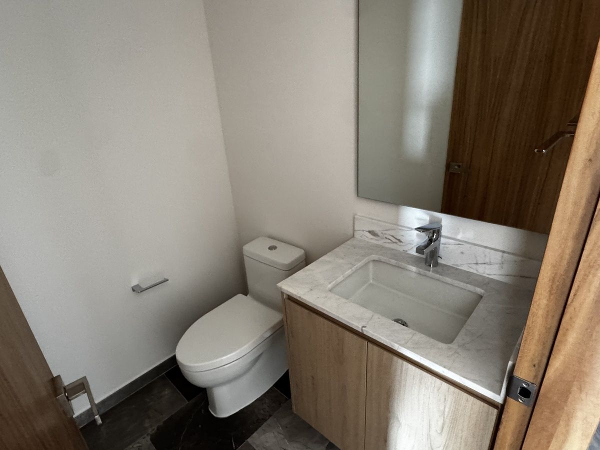 22 of 27: Medio baño de visitas